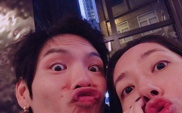 郭碧婷微博分享美食照片以及她和向佐鬼脸自拍照“想喝正宗的港式奶茶”