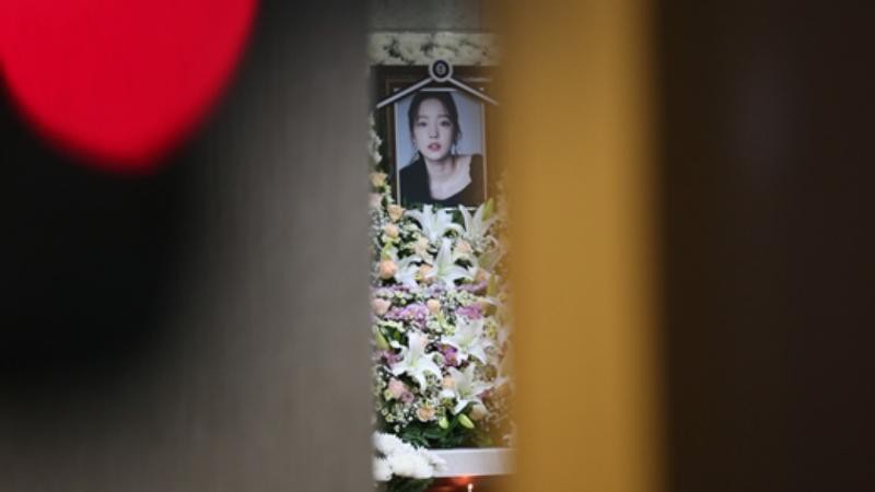 具荷拉生前曾经患有严重抑郁症，她所有痛苦更来源於她的渣男前男友崔某