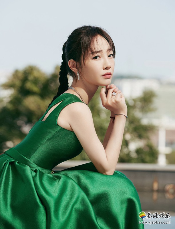 白百何出席金鸡百花电影节闭幕式红毯，复古孔雀绿礼服亮相，少女感满满