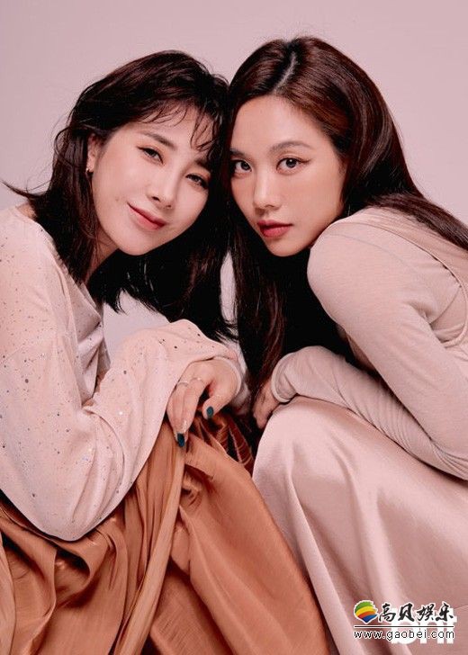 徐仁英与原miss A组合中国籍成员王霏霏，携手为某杂志最新一期拍摄写真