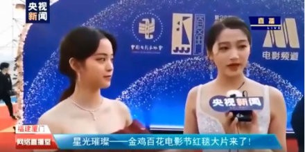 欧阳娜娜与关晓彤同框受访，欧阳娜娜在关晓彤采访时悄悄拍背提醒她挺胸