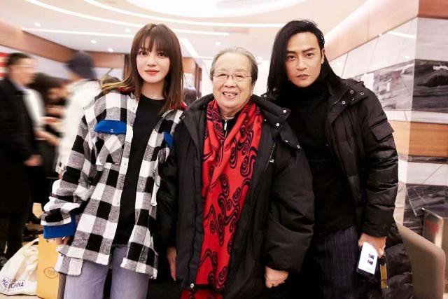 李明启和陈志朋现身电影《两只老虎》北京首映礼支持赵薇，三人后台合影