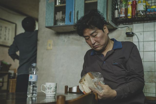 宋康昊以41.60%的得票率高举榜首，成为韩国观众心目中年度最佳男演员