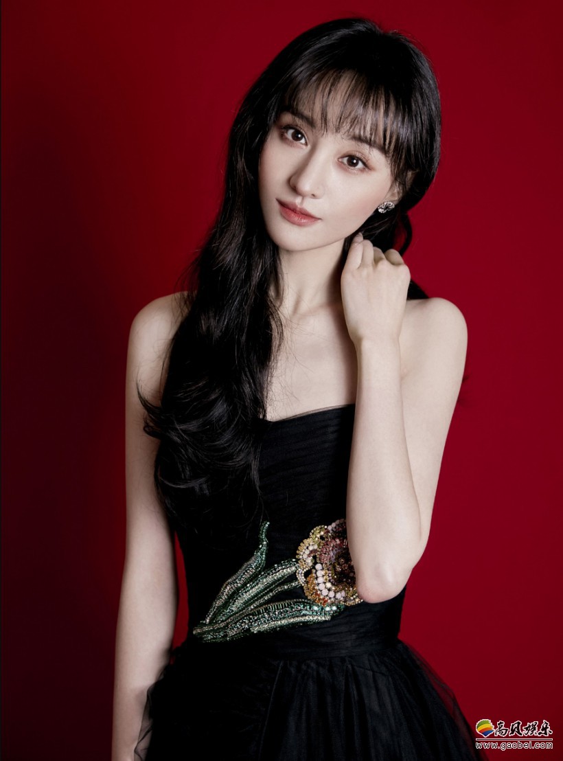 郑爽受邀出席某活动,缱绻而妩媚,状态极佳,一举收获年度风尚女明星奖