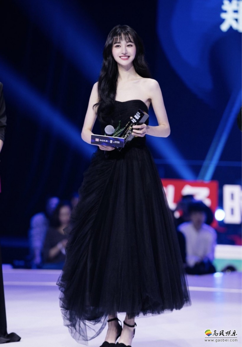 郑爽受邀出席某活动,缱绻而妩媚,状态极佳,一举收获年度风尚女明星奖