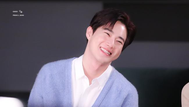 EXO队长SUHO！根据他身边工作人员透露，SUHO实在是太爱送他们礼物