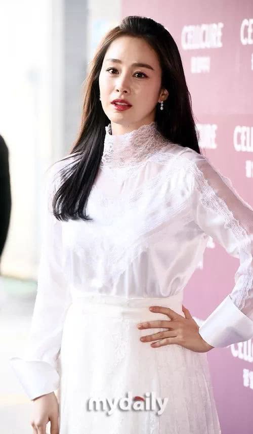 金泰熙首尔出席品牌活动，这也是她今年生下二胎女儿后的第一次公开亮相
