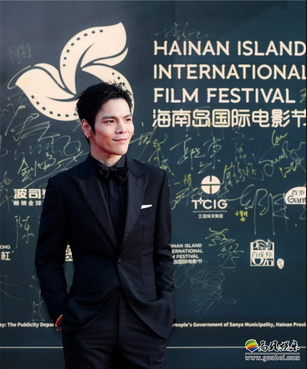 向佐亮相第二届海南岛国际电影节开幕式红毯，经典黑色修身西装现身红毯