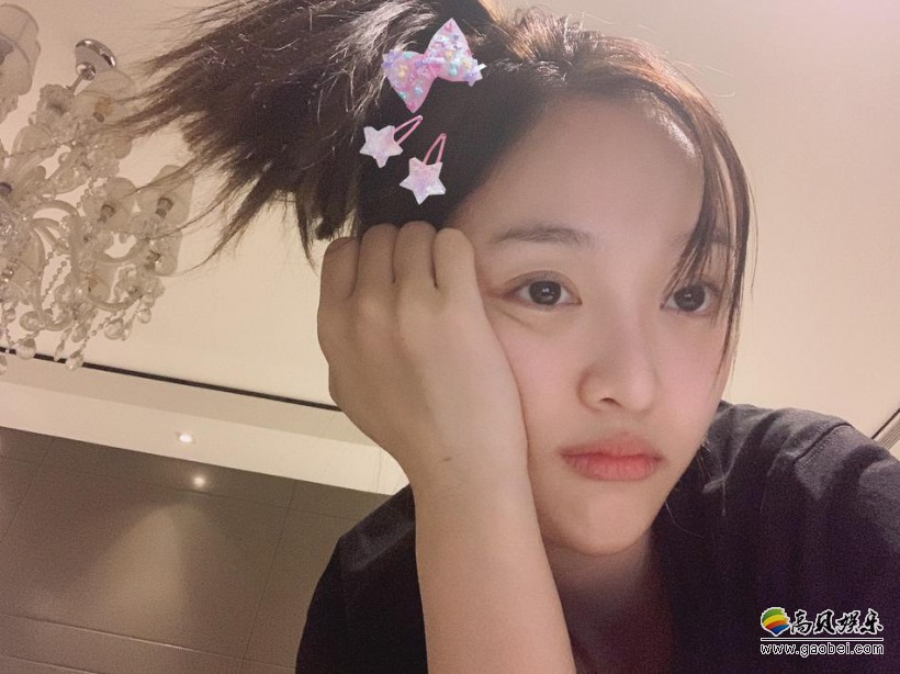 吴宣仪微博晒出自拍美照！照片中，吴宣仪素颜出镜，扎着马尾，清爽干净