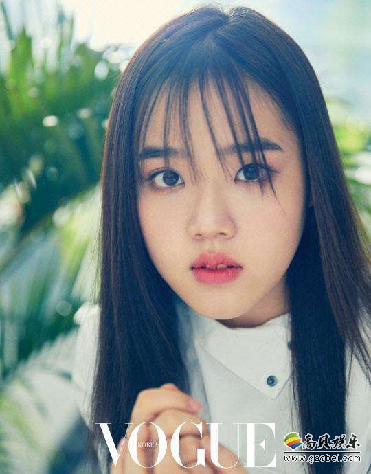 韩国女艺人金香奇最新杂志写真曝光，清纯略带诱惑气场，吸引粉丝的目光