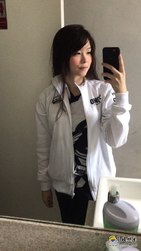 《英雄联盟》巴西战队INTZ女辅助Mayumi刚刚开通了微博，并向玩家问好