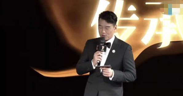 王耀庆主持某时尚活动，疑似说漏林志玲怀孕消息，当时台下的林志玲愣住