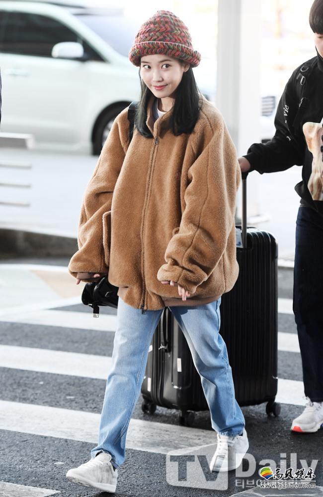 iu经由机场出发前往新加坡!牛仔裤搭配毛茸茸外套,帽子,看起来很保暖