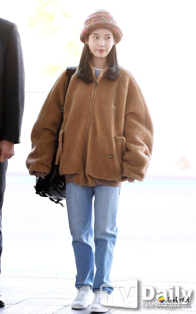 iu经由机场出发前往新加坡!牛仔裤搭配毛茸茸外套,帽子,看起来很保暖