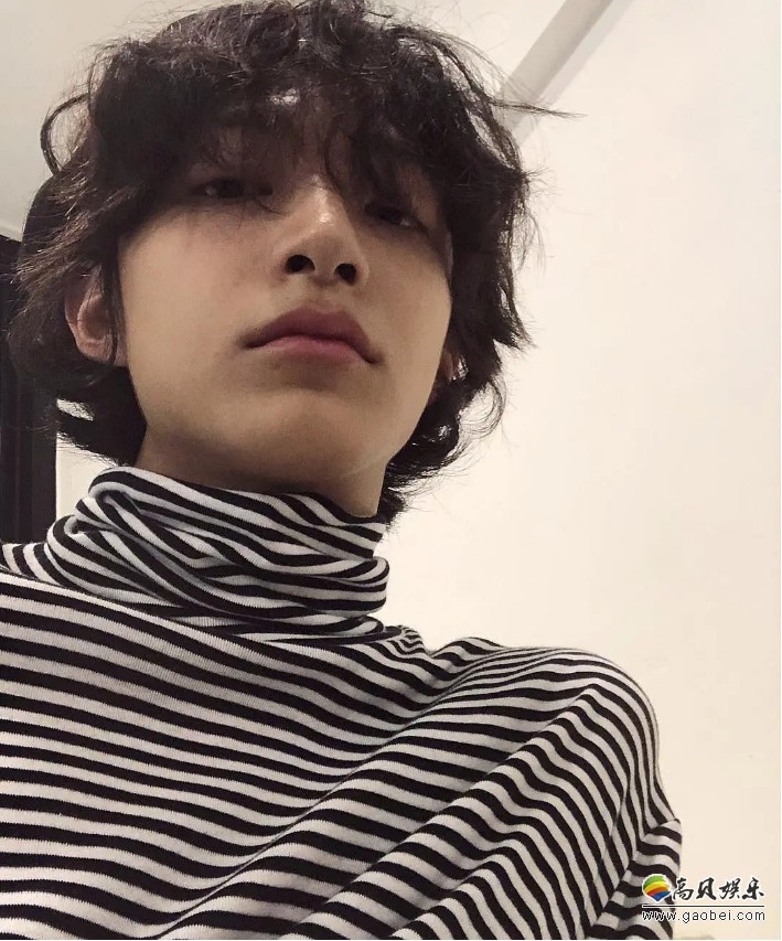 李在硕为某杂志最新一期拍摄时装写真，特有干练中性魅力吸引粉丝的目光