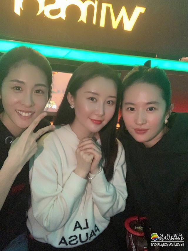 舒畅微博晒出庆生照，舒畅、刘亦菲与张碧晨对镜甜笑，可见三人姐妹情深