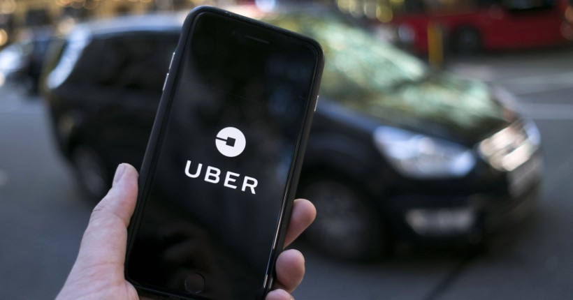 国外网友坐Uber车经历，老司机将汽车的后座改装成了游戏厅+K歌娱乐厅