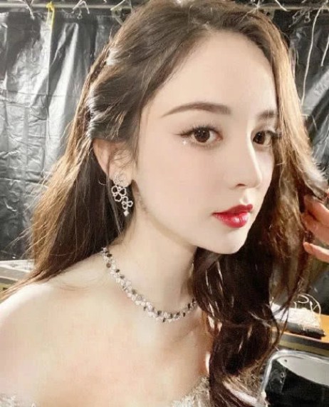 2019MAMA盛典邀请古力娜扎作为嘉宾颁奖，娜扎却因英语发音受到热议