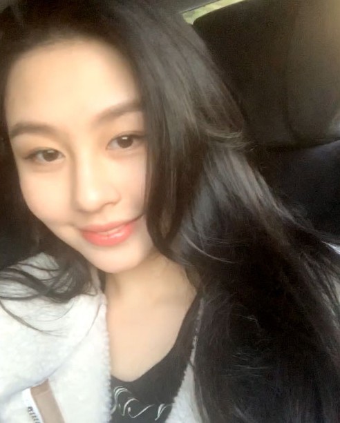据港媒报道，邱淑贞女儿沈月积极投入其父公司业务，出国读书计划将暂缓