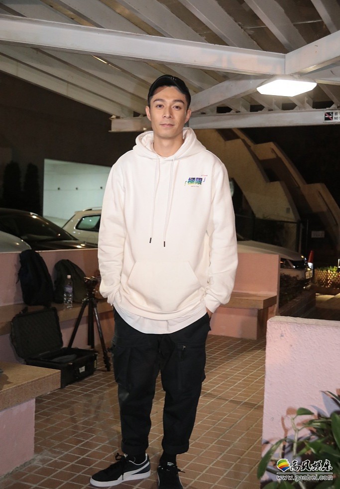 周柏豪近日现身医院，他穿运动装装扮休闲十分低调，面带微笑心情看似好