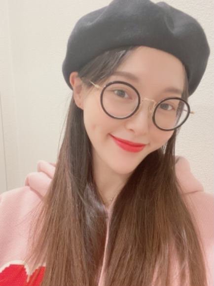 唐嫣36岁生日微博晒出视频感谢大家送上生日祝福！她戴着帽子与黑框眼镜