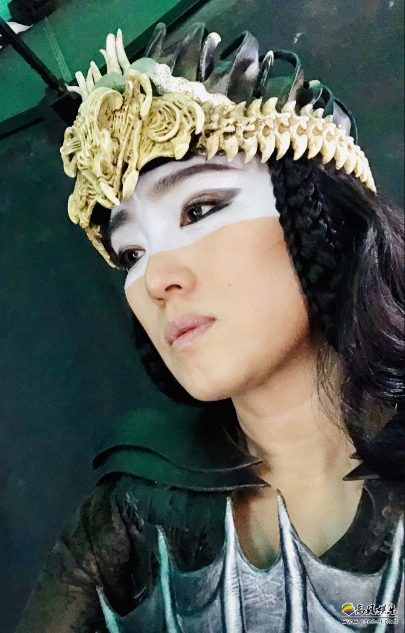 巩俐在网络上晒出自己在电影《花木兰》角色造型，依然是熟悉的自拍角度