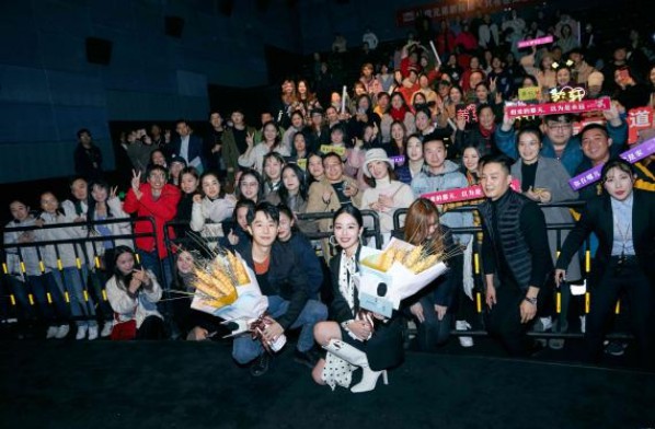 《只有芸知道》全国点映！路演当天黄轩身穿彩色条纹毛衣、休闲牛仔现身