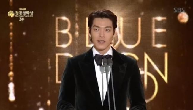 金宇彬热情拥抱三年未见保镖，明明是两个男人的亲密接触，却丝毫不肉麻