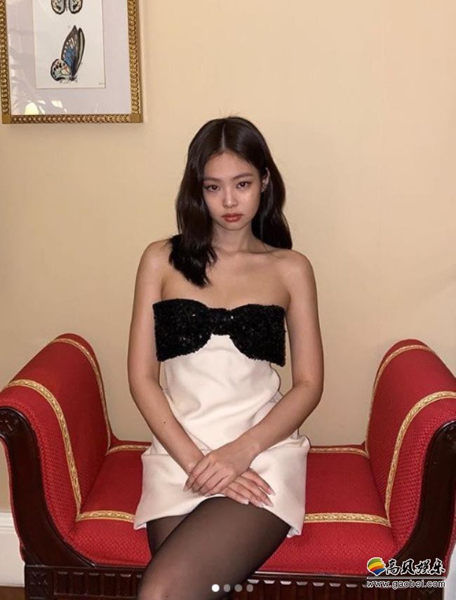 BLACKPINK成员JENNIE在社交网站发布一组近照，黑丝美腿吸引人们目光