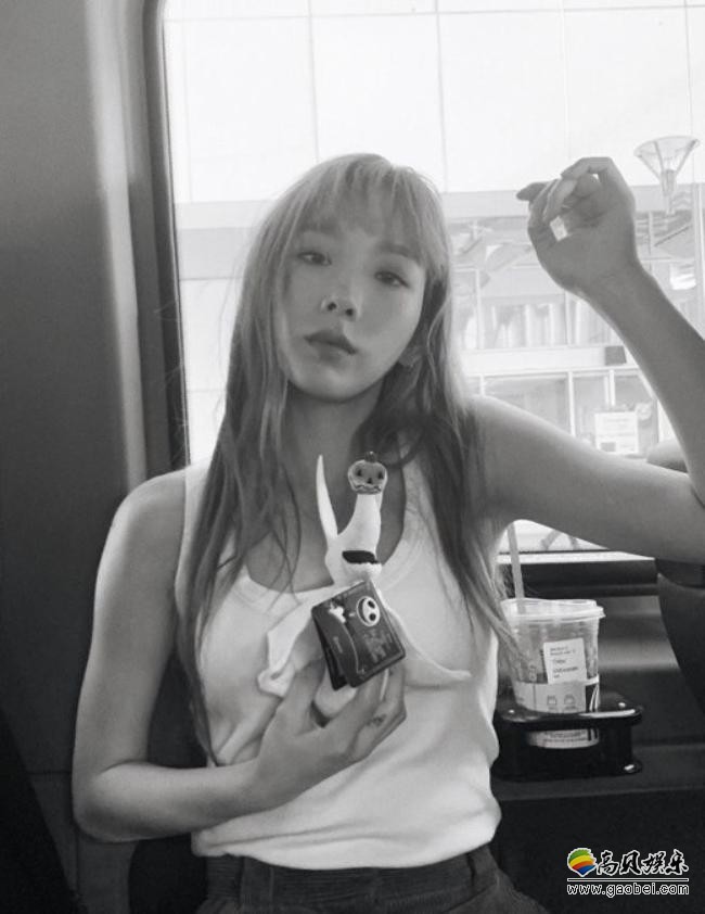 韩国女歌手泰妍在社交网站发布一组近照，出众美貌吸引广大粉丝们的目光