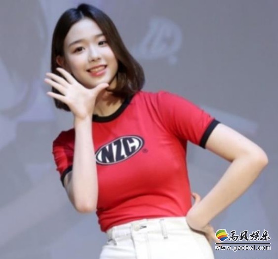 Busters15岁成员彩妍开玩笑轻拉搞笑艺人崔英洙，被对方用力甩手还被打