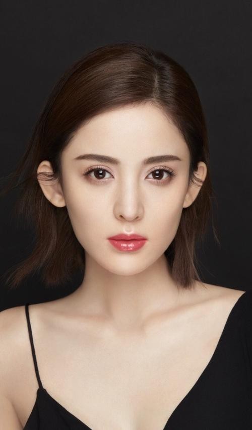 工作室晒出古力娜扎出席MAMA颁奖盛典活动视频，记录娜扎当天花絮故事