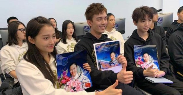 王俊凯、吴磊、关晓彤打卡“我们的太空”新媒体中心官方微博照片和视频