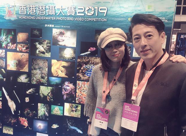 吕颂贤妻子晒出自己和丈夫当海洋环保大使照片，吕颂贤曾饰演96版令狐冲