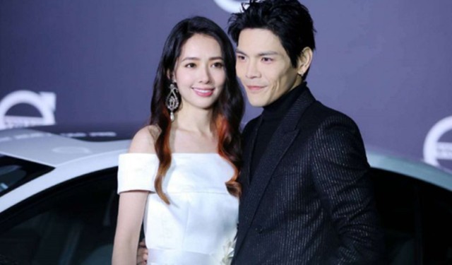 网友拍到向佐郭、碧婷夫妇出席活动的恩爱举动，郭碧婷不停的给向佐喂食