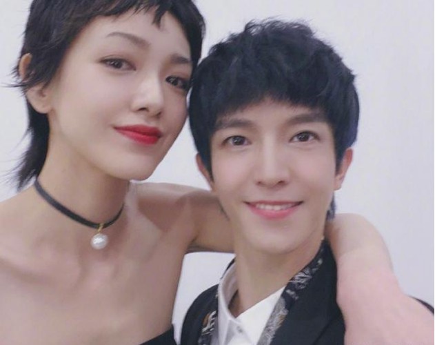 郭采洁助阵郭敬明《演员请就位》站队，随后郭敬明在微博晒出两人的合照