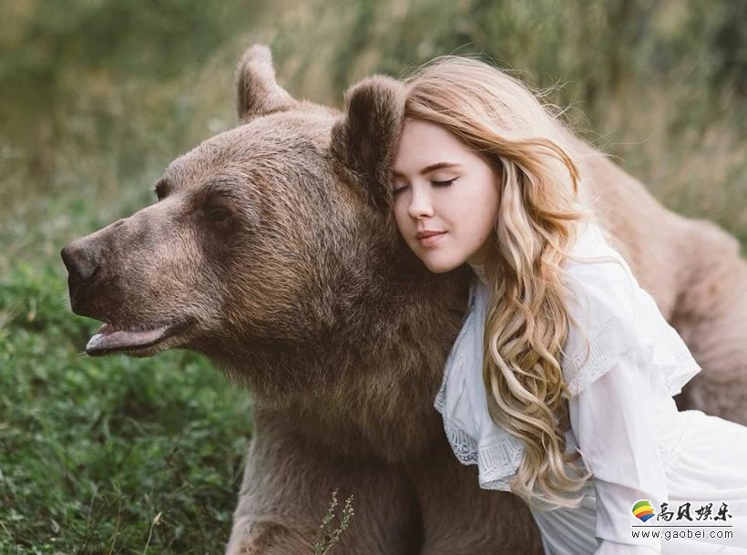 摄影师提醒世人不要滥杀野生动物，拍摄一系列超级梦幻的美女与野兽写真