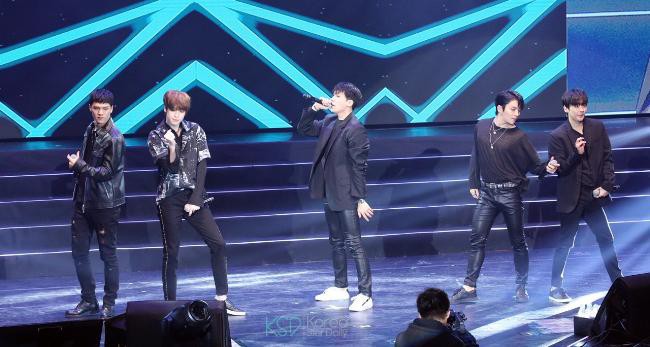 男团TEENTOP再度来到台湾!预祝全场Angel(官方粉丝名)度过愉快圣诞节 男团TEENTOP再度来到台湾!预祝全场Angel(官方粉丝名)度过愉快圣诞节