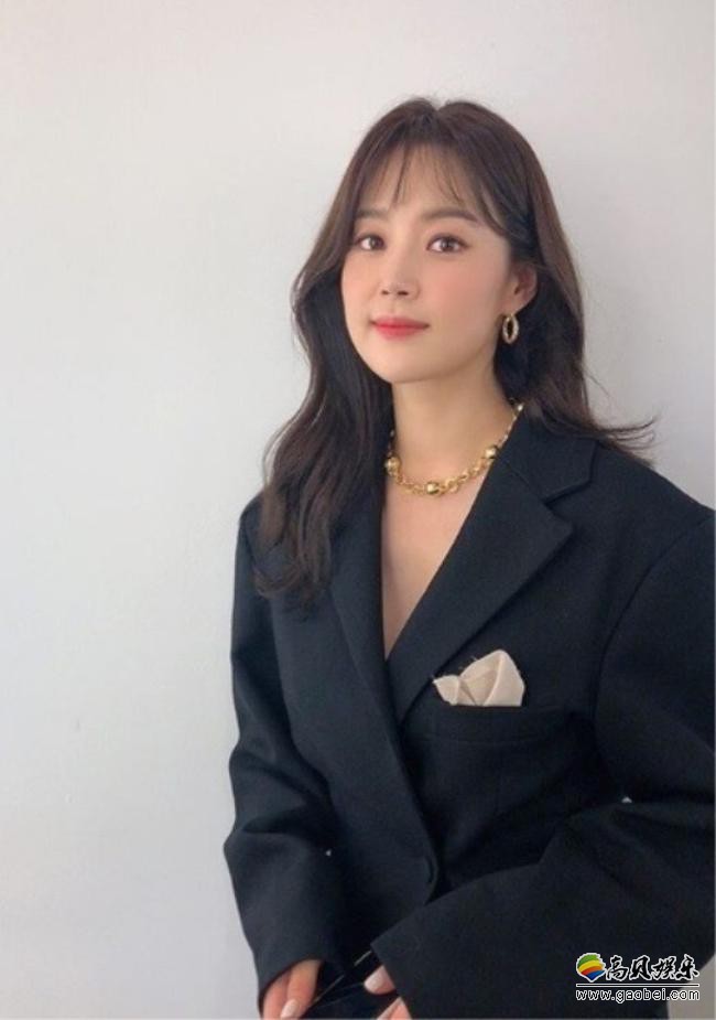 韩智慧发布一组近照，以其出众美貌和完美比例的身材吸引广大粉丝的目光