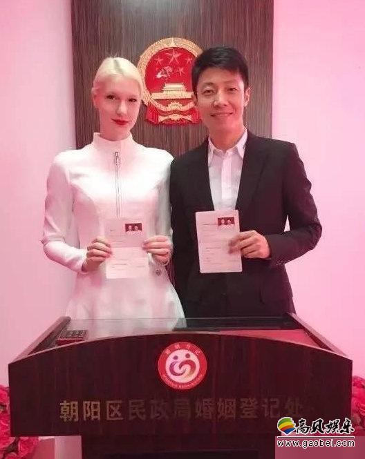 网传撒贝宁老婆李白生产喜迎新成员！朋友圈晒出李白孕照和新成员小手照