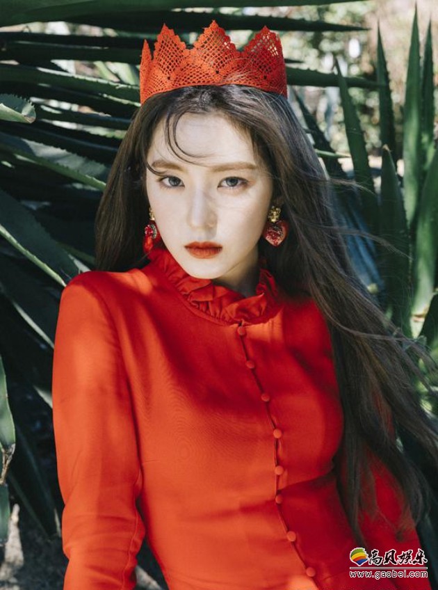 RedVelvet成员Irene最近在社交网站发布美艳近照！素面侧颜搭配靓丽服装