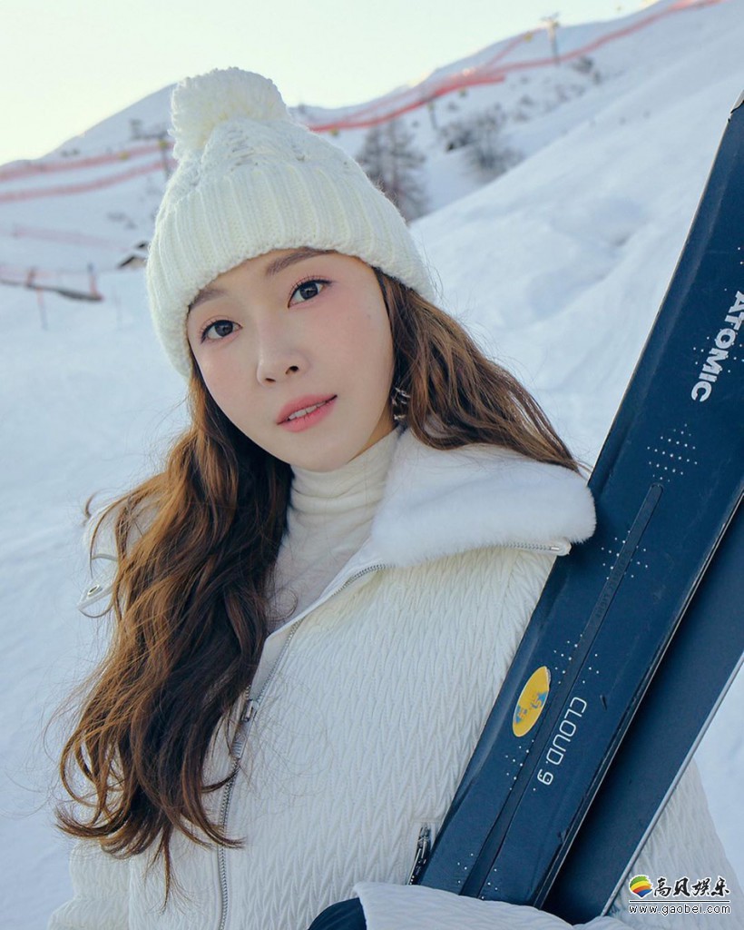 郑秀妍晒出多张美照，白色睡袍倚在栏杆看雪景，长发及腰笑靥如花心情好
