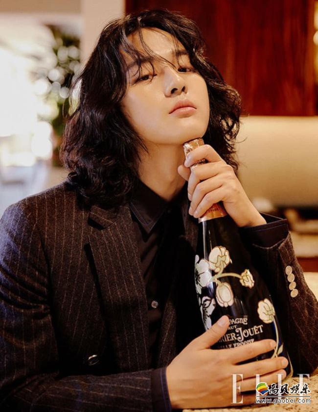 韩国艺人梁世宗最新杂志写真网上曝光,长发美男造型吸引广大粉丝的