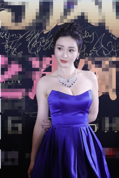柳岩出席时尚活动，涂红唇气场十足，穿抹胸蓝色礼裙大秀好身材slay全场