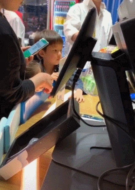 网友爆料某商场偶遇杜江、霍思燕一家四口出行，嗯哼和小妹妹相处很融洽