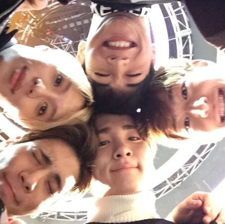 据韩国媒体报道！军中的队友Key晒出SHINee男团五人合照，以此怀念钟铉