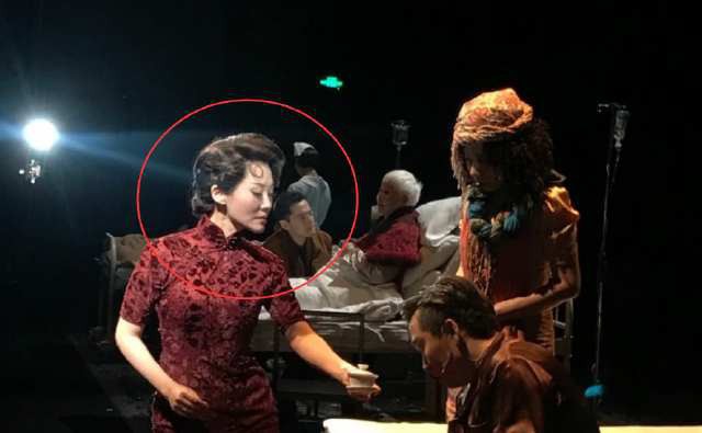 许晴晒出话剧《如梦之梦》现场彩排照“香兰一梦，已至七年。彩排ing”