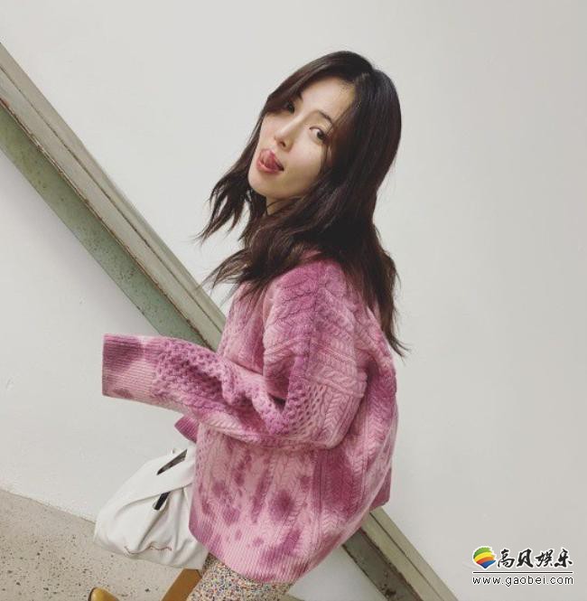 韩国女艺人泫雅在社交网站发布一组近照，展示独具风采、可爱迷人的魅力