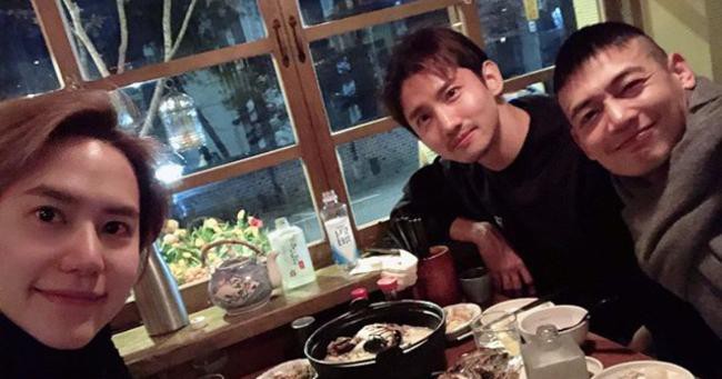 东方神起成员昌珉在个人IG上晒出与圭贤、珉豪合照，原来是好友年末聚餐