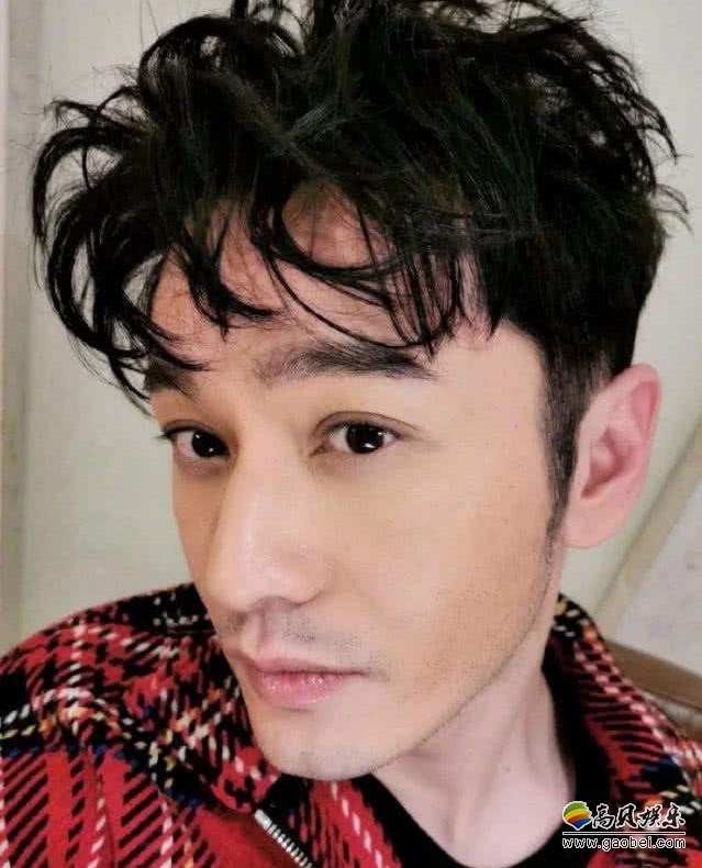 “教主”黄晓明晒出自己自拍照，并配文“你们要的自拍，今天是小卷毛”